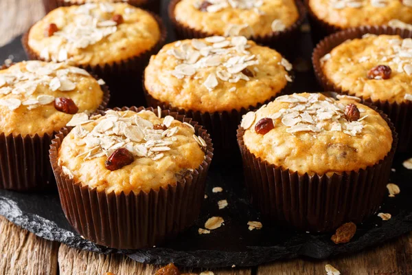 Hafermuffins Mit Rosinen Großaufnahme Auf Dem Tisch Horizonte — Stockfoto