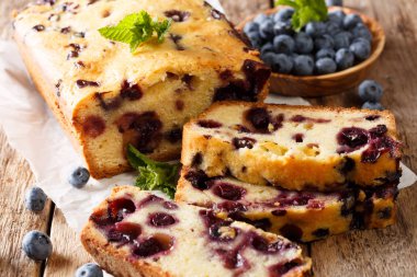 Fırından yeni çıkmış bir tablo blueberry muffin ekmek yakın çekim. Horizonta