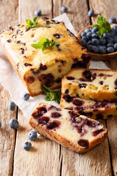 Zoete Gesneden Blueberry Brood Muffin Met Mint Close Tafel Vertica — Stockfoto