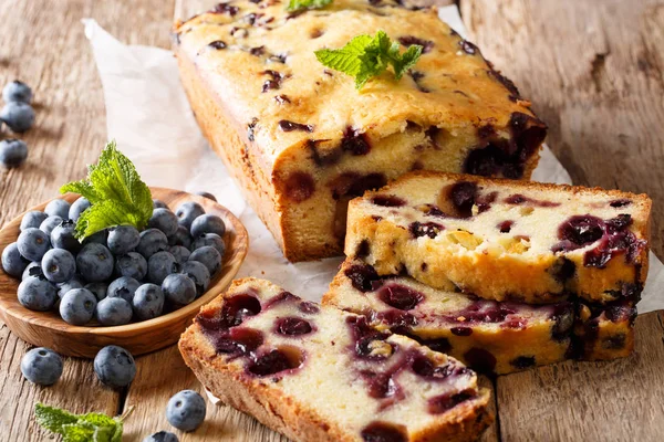 Dessert Gesneden Verse Bosbessen Brood Muffin Cake Met Mint Close — Stockfoto