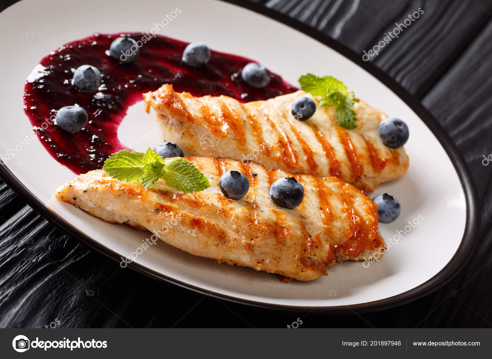 健康に良い新鮮な食べ物 ベリーのソースとミントのクローズ アップ プレート上と鶏胸肉のグリル ストック写真 C Lenyvavsha