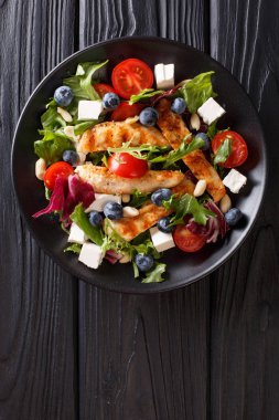 Yaz ızgara tavuk salata, yaban mersini, beyaz peynir, fındık, domates 