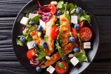 Düşük kalorili salata yaban mersini, beyaz peynir, tavuk, fındık, domates ile
