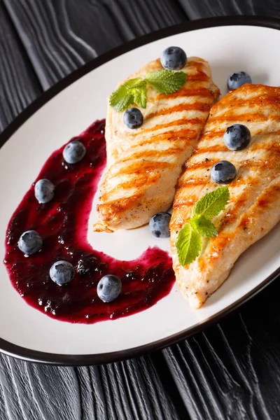 Diyet lezzetli yemekler: ızgara tavuk fileto blueberry ile sa