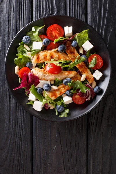 Yaz ızgara tavuk salata, yaban mersini, beyaz peynir, fındık, domates 