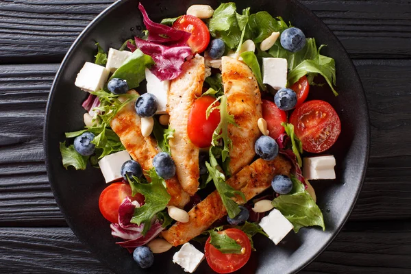 Düşük kalorili salata yaban mersini, beyaz peynir, tavuk, fındık, domates ile