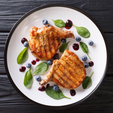 Biftek kaburga ile taze blueber ile bölümü ızgara domuz pirzola