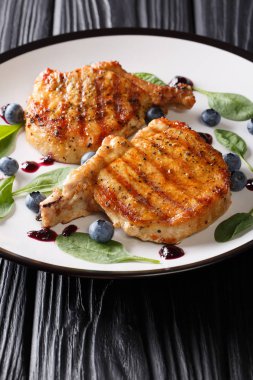 yaban mersini sosu ve ba ile ızgara domuz eti bonfile biftek servis