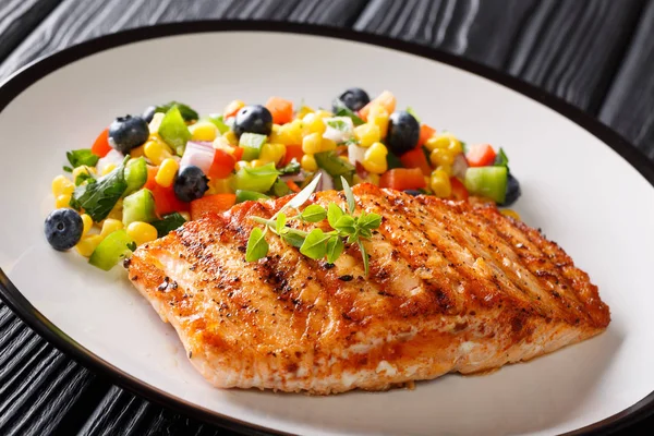 Izgara biftek ile biber, Mısır, yaban mersini ve soğan sala somon