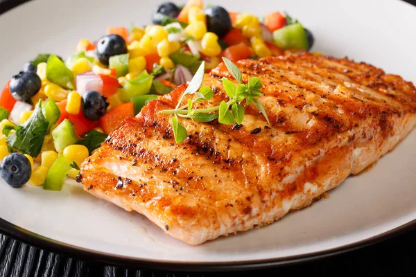 Sebze ve meyveleri clos Meksika salsa ile ızgara somon