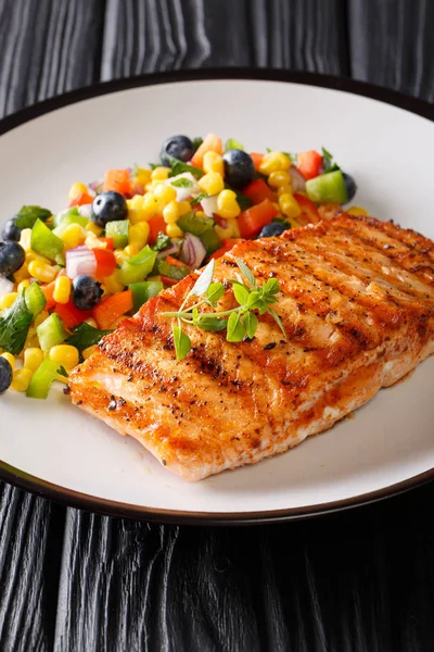 Sebze ve meyveler salata salsa ile ızgara somon