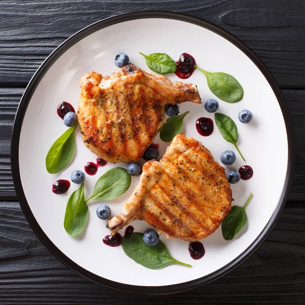 Biftek kaburga ile taze blueber ile bölümü ızgara domuz pirzola