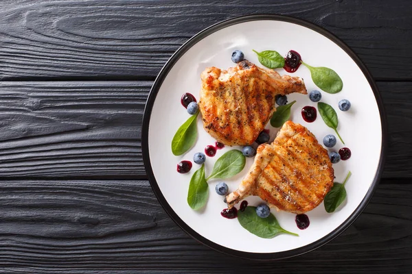 Yaban mersini sosu ve ıspanak yakın çekim ile ızgara domuz biftek. Ho