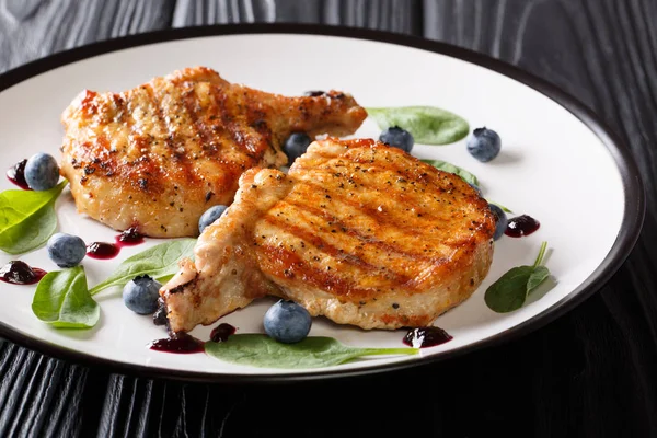 Barbekü gıda: ızgara domuz eti biftek kaburga ile taze yaban mersini ile