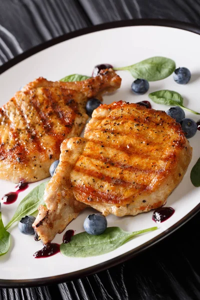 Lezzetli ızgara domuz biftek hassas yaban mersini sosu ve s