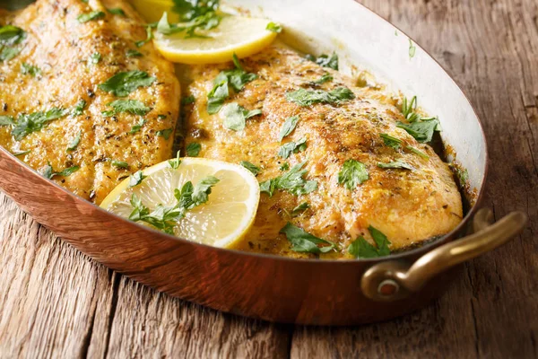 Pescado Trucha Horno Con Salsa Mantequilla Limón Ajo Primer Plano — Foto de Stock