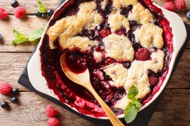Berry ayakkabıcı kuş üzümü, ahududu ve nane ile dekore edilmiş yaban mersini ile masaya kapatın. abov gelen dikey üstten görünüm