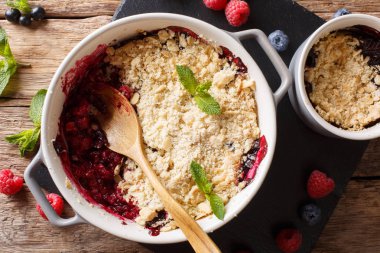 Lezzetli kek karışımı kuş üzümü, ahududu ve nane ile dekore edilmiş yaban mersini masanın üzerine kapatın. abov üzerinden yatay üstten görünüm