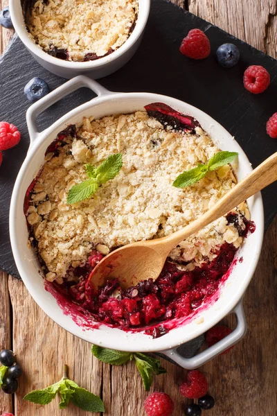 Delicious Crumble Mix Currants Raspberries Blueberries Decorated Mint Close Table — Stock Photo, Image