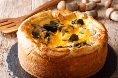 Lezzetli pasta, kiş, mantar, kaşar peyniri, tavuk ve masanın üzerine krem yakın çekim pizza. Horizonta