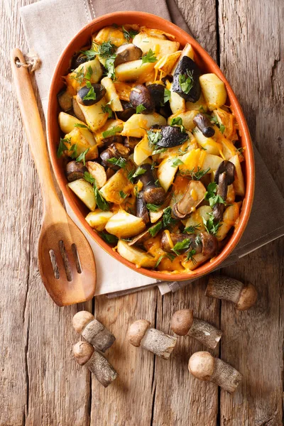 Organic Food Baked Wild Mushrooms Potatoes Dill Parsley Cheddar Cheese — Stock Photo, Image