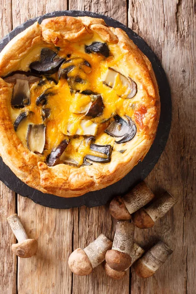 Quiche Kuchen Mit Champignons Cheddar Käse Huhn Und Sahne Großaufnahme — Stockfoto