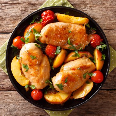 Yaz yiyecek: tavuk göğsü Taze şeftali ile pişmiş domates, 