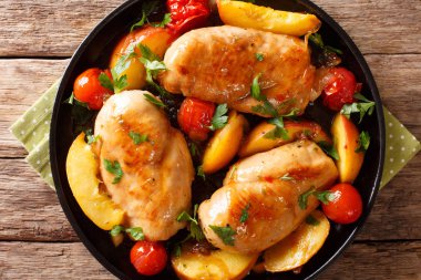 Şeftali, domates, soğan tatlı bir tabloda bir tabakta ile pişmiş tavuk göğsü. Abov üzerinden yatay üstten görünüm