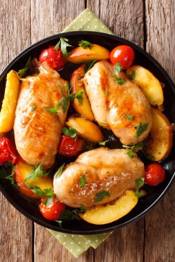 Şeftali, domates, soğan tatlı bir tabloda bir tabakta ile pişmiş tavuk göğsü. Abov gelen dikey üstten görünüm