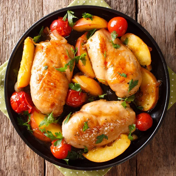 Glazované kuřecí řízek s broskví, rajčata, cibule detailní na — Stock fotografie