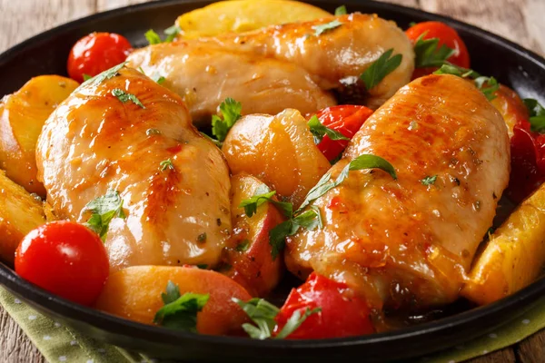 Daging Ayam Lezat Yang Dipanggang Dengan Buah Persik Tomat Bawang — Stok Foto