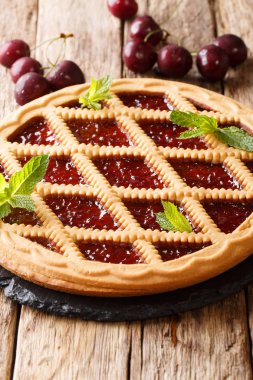 İtalyan crostata kiraz ve nane kek yakın çekim ile. dikey