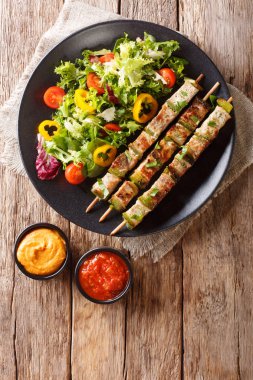 Baharatlı domuz eti şiş şiş ile taze s üzerinde yeşil biber ile