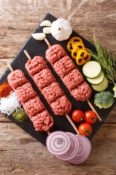 Kebabs Caseiros Carne Picada Crua Espetos Com Especiarias Ervas Vegetais — Fotografia de Stock