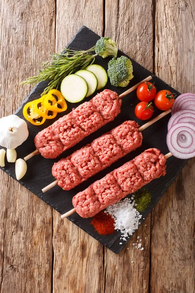 Kofta Cruda Kofte Kebab Carne Picada Pinchos Con Ingredientes Verduras — Foto de Stock