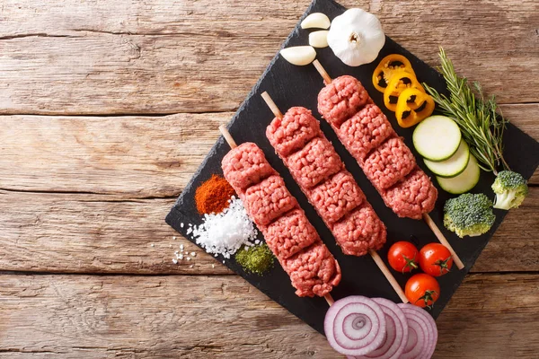 Brochetas Caseras Carne Picada Cruda Pinchos Con Especias Hierbas Verduras — Foto de Stock