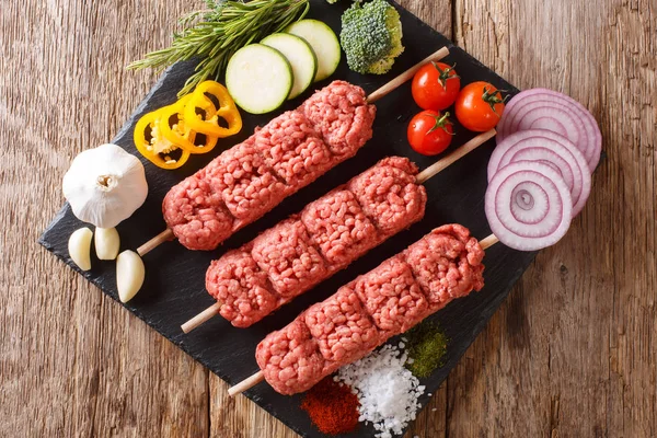 Kofta Cruda Kofte Kebab Carne Picada Pinchos Con Ingredientes Verduras — Foto de Stock