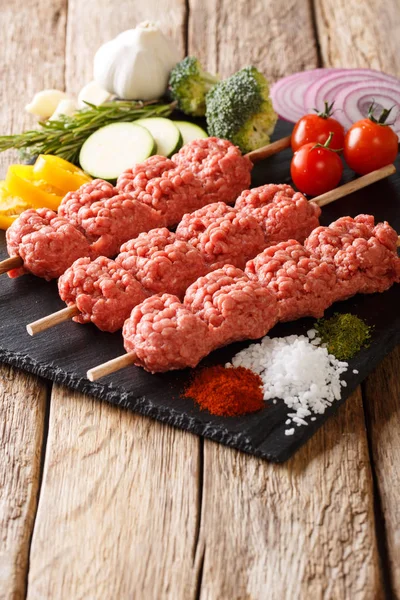 Para Asar Carne Picada Cruda Pinchos Con Los Ingredientes Verduras — Foto de Stock