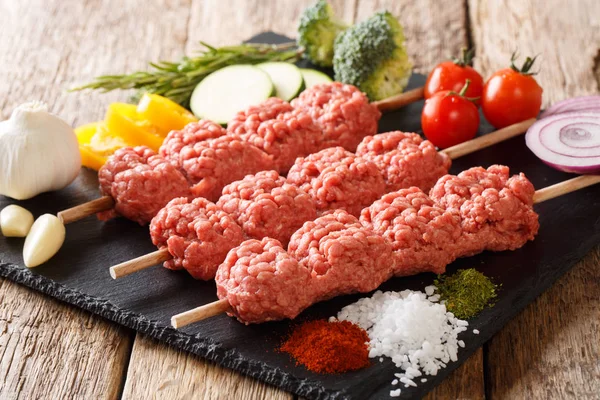 Kebabs Caseiros Carne Picada Crua Espetos Com Especiarias Ervas Vegetais — Fotografia de Stock