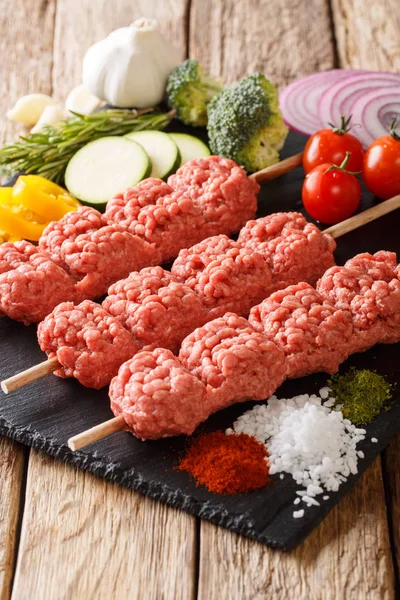 Kofta Cruda Kofte Kebab Carne Picada Pinchos Con Ingredientes Verduras — Foto de Stock