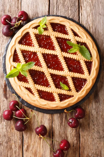 Zelfgemaakte Zomer Gebak Cherry Pie Crostata Close Tafel Verticale Bovenaanzicht — Stockfoto