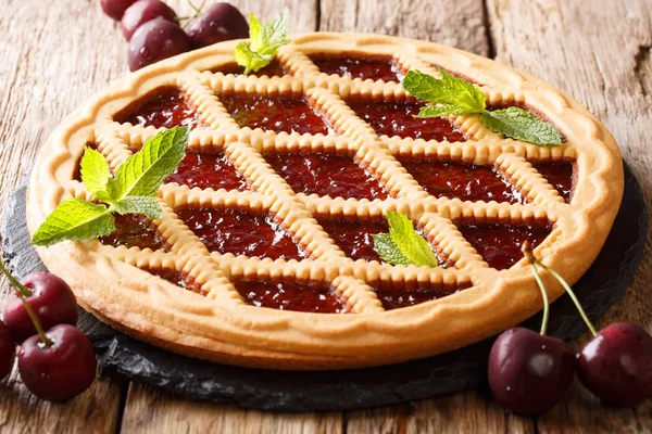 Домашняя выпечка вишневый пирог Crostata крупным планом. hhhonta — стоковое фото