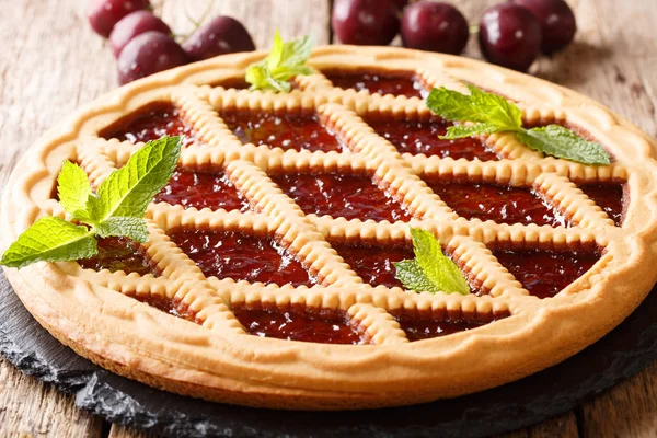 Italiaanse Crostata Zandkoek Taart Met Kersen Mint Close Een Tafel — Stockfoto