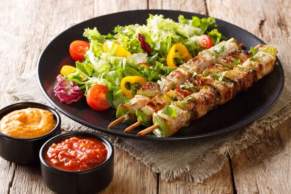 Kebabs Recém Cozidos Com Pimenta Espetos Com Salada Fresca Prato — Fotografia de Stock