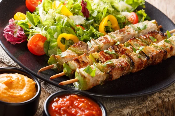 Pikant varkensvlees shish kebab met groene peper op spiesjes met verse s — Stockfoto