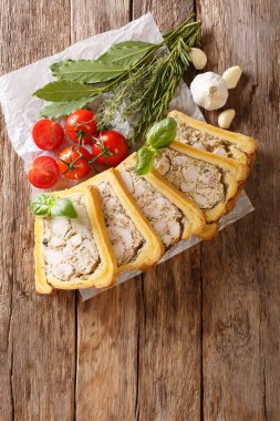 Börek tavuk güveç kağıt üzerinde bir tablo baharat, sarımsak ve otlar yakın çekim ile dolgulu. Abov gelen dikey üstten görünüm