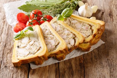 Börek tavuk güveç kağıt üzerinde bir tablo baharat, sarımsak ve otlar yakın çekim ile dolgulu. Horizonta