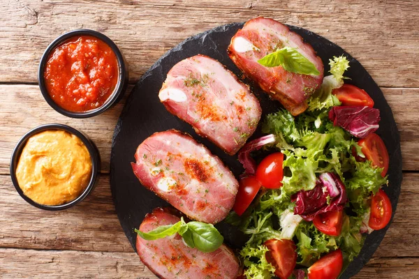 Spicy Roast Pork Brisket Fresh Vegetable Salad Served Ketchup Mustard — Stock Photo, Image