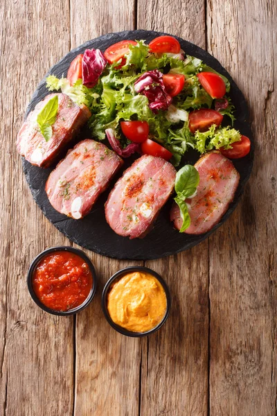 Grill Menü Sertésborda Friss Növényi Saláta Egy Palalemezből Ketchup Mustár — Stock Fotó