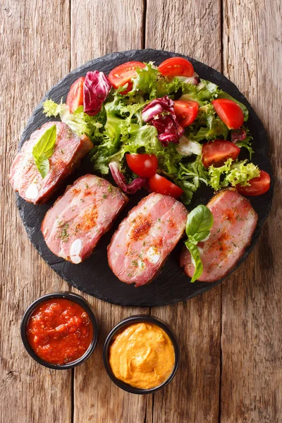 Peito Porco Grelhado Salada Fresca São Servidos Ketchup Mostarda Mesa — Fotografia de Stock